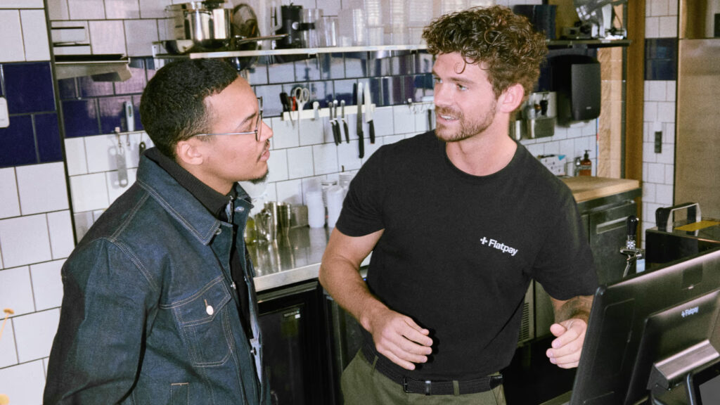 2 personer taler med hinanden